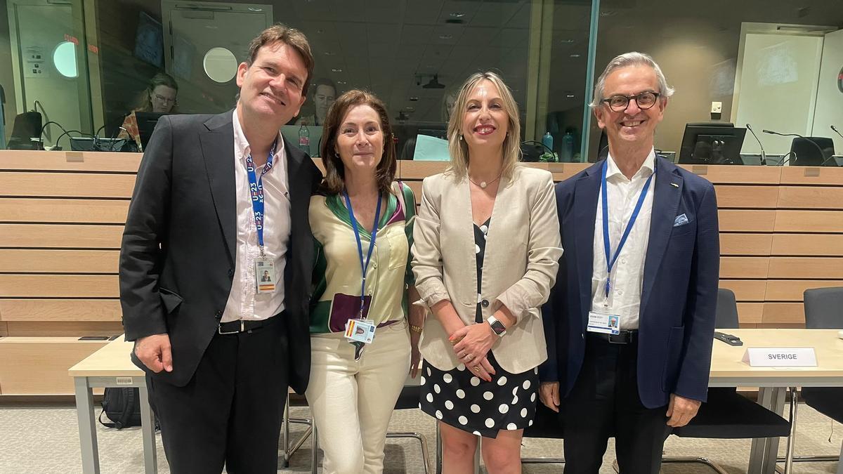 La directora general de Medio Ambiente, Susana Madera,tercera por la izquierda, junto a Sergio Álvarez, Paz Valiente y Miguel Castroviejo, miembros de la representación permanente de España ante la UE, en Bruselas.