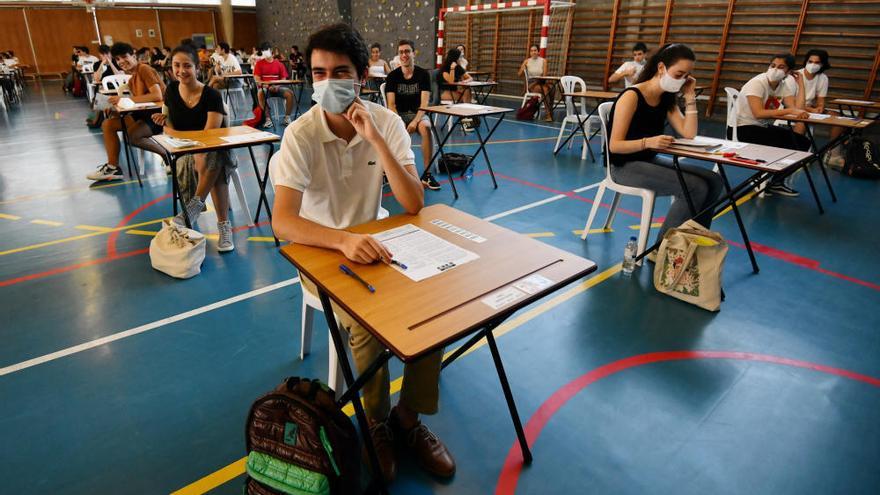 Estudiantes antes de iniciar la ABAU en Pontevedra, // G. Santos