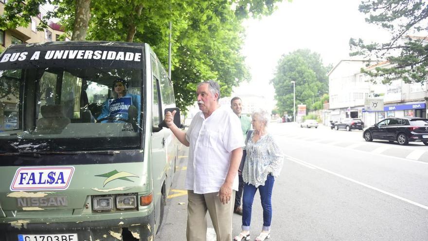 Oleiros denuncia con un autobús de pega la 'política miserenta' de la Xunta con el transporte público