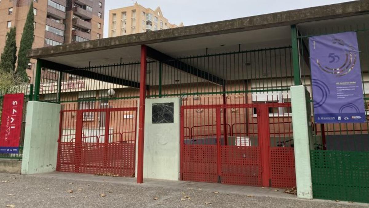 El cartel anunciador de la exposición en la entrada al IES Jerónimo Zurita de Zaragoza.