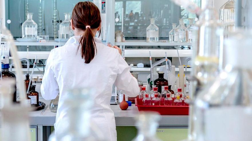 Una investigadora en un laboratorio.