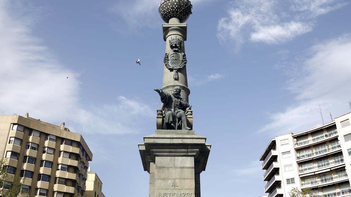 En la plaza Aragón de Zaragoza se levanta el monumento al Justiciazgo.