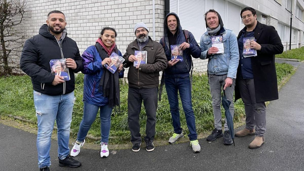 Un grupo de militantes de la Francia Insumisa posan con propaganda electoral de su candidato, Jean-Luc Mélenchon, en una calle de Roubaix.