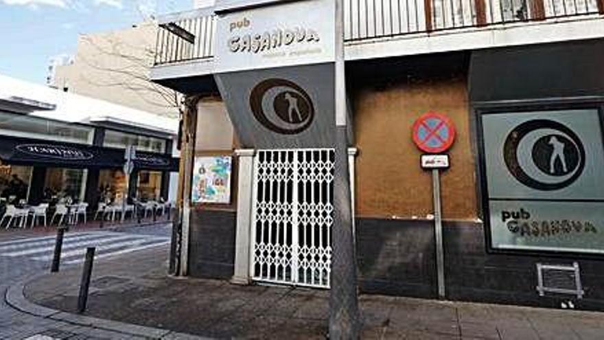 La agresión con un objeto punzante al guardia civil fuera de servicio ocurrió en la puerta de este establecimiento de Sant Antoni.