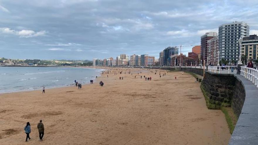 El Muro de Gijón a rebosar en el segundo turno de salidas para practicar deporte al aire libre