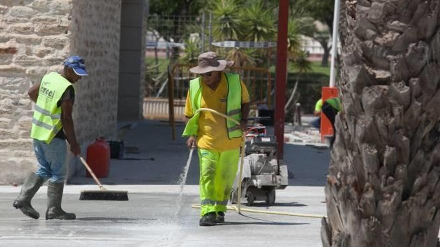 Operarios sobre uno de los viales de hormigón.