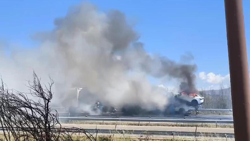 Arde un camión cargado de coches eléctricos en Cualedro