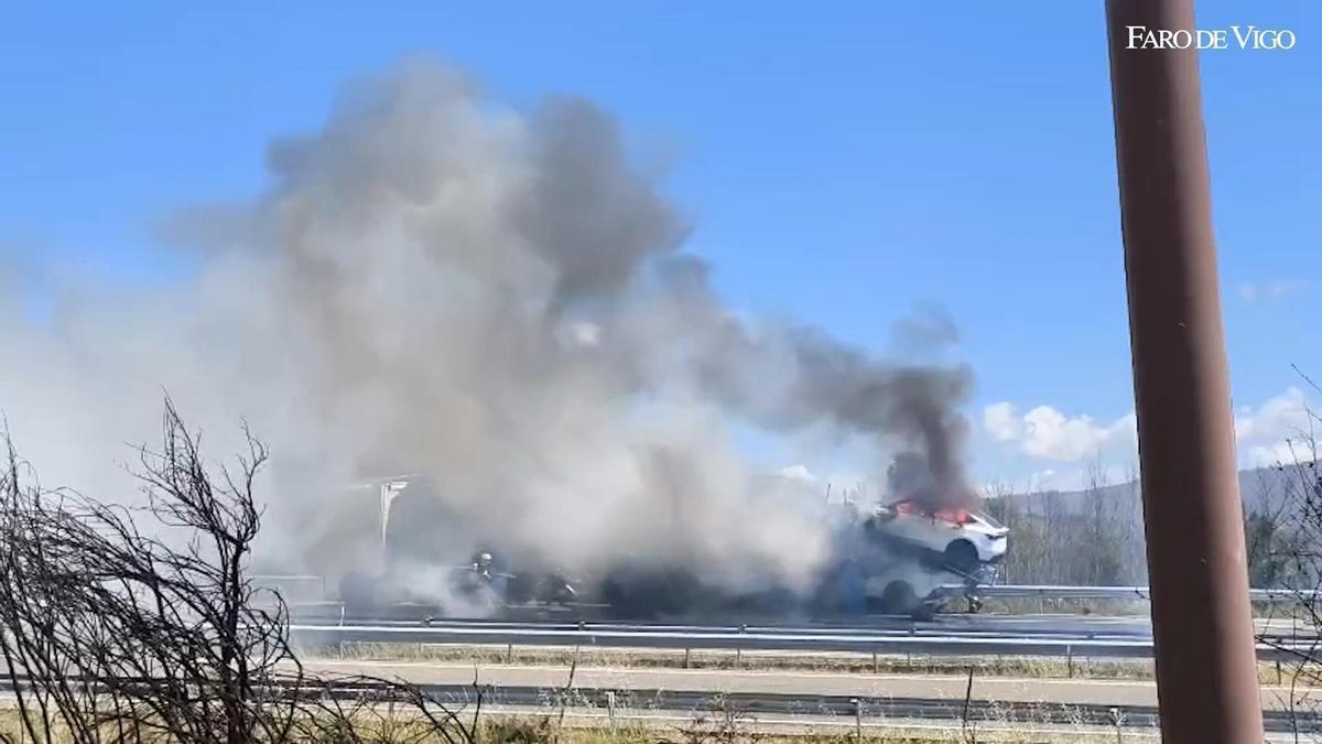 Arde un camión cargado de coches eléctricos en Cualedro