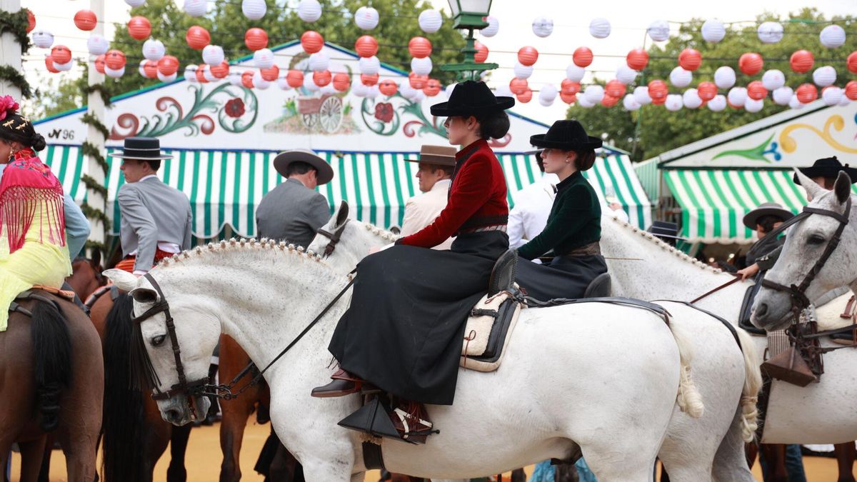 Caballistas pasean por el Real de la Feria de Abril de Sevilla. A 07 de mayo de 2025, en Sevilla (Andalucía, España). Ambiente en el Real de la Feria de Abril de Sevilla. 07 MAYO 2025 Rocío Ruz / Europa Press 07/05/2025. Rocío Ruz;category_code_new;