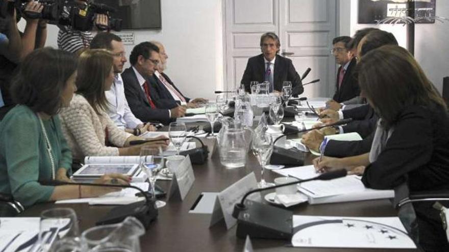 El alcalde de Santander preside ayer la reunión ejecutiva de la FEMP, que plantaron PSOE e IU. / j. j. guillén