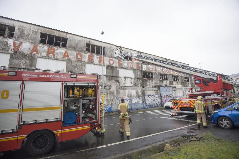 Los Bomberos acudieron a apagar un fuego en las instalaciones afectadas, abandonadas.