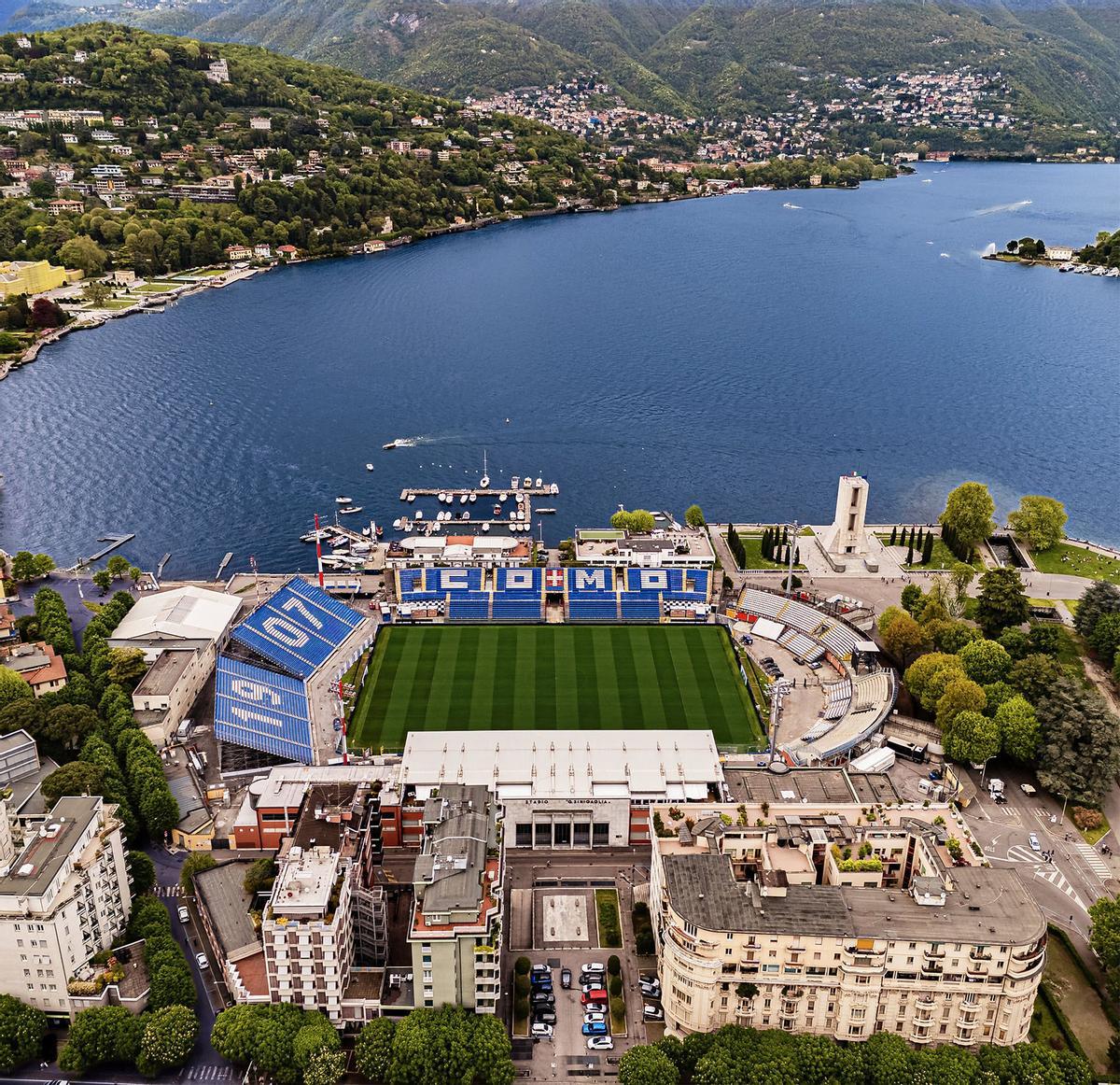 El estadio Giuseppe Sinigaglia a orillas del Lago de Como.