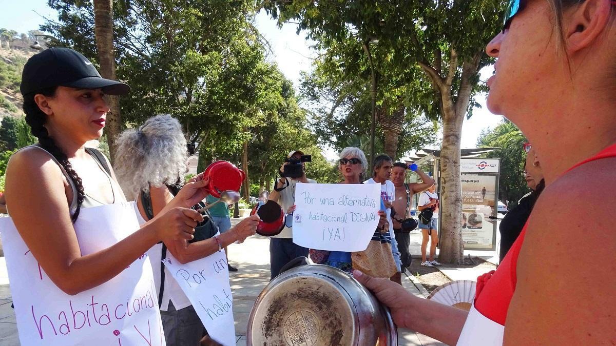Cacerolada en el Ayuntamiento de Málaga por siete mujeres desahuciadas