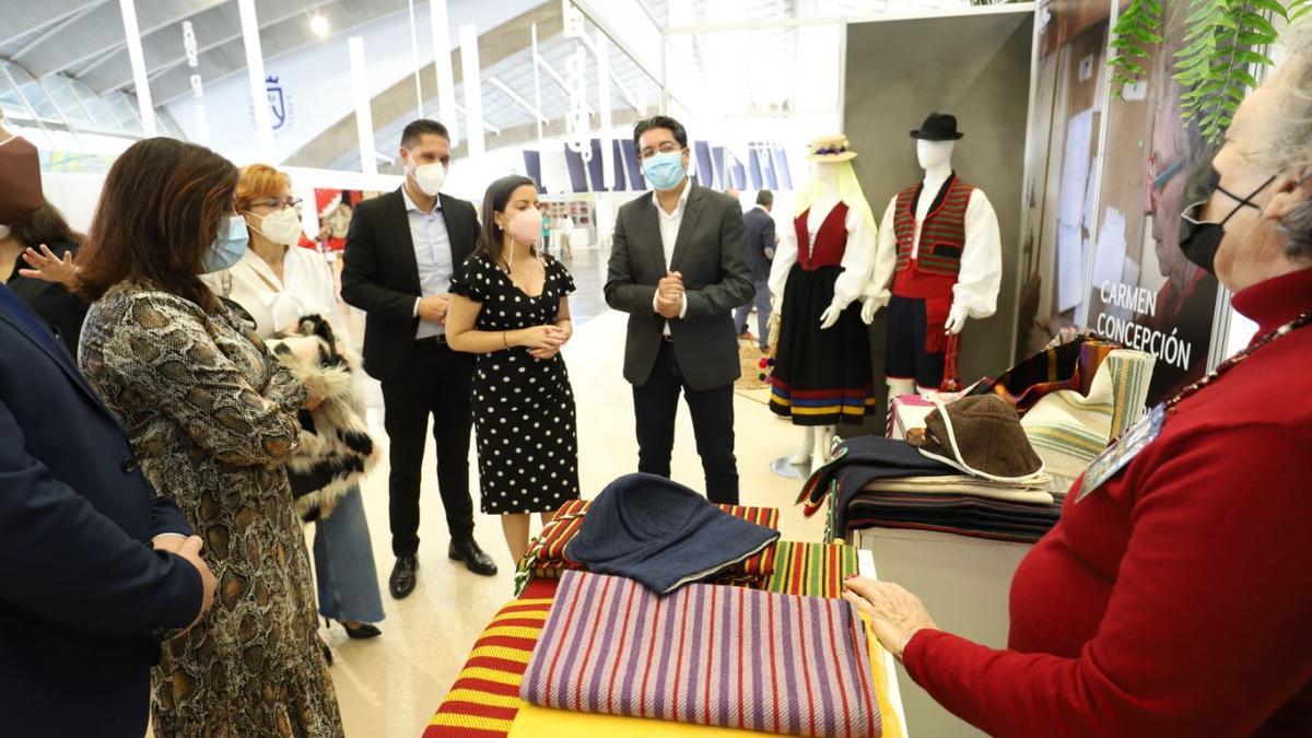 La consejera regional de Turismo, Yaiza Castilla y el presidente del Cabildo de Tenerife, Pedro Martín, inauguran este sábado la Feria de Artesanía.