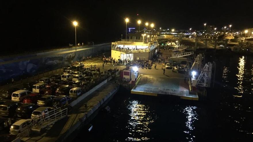 La avería en la puerta de un ferry deja encerrados a sus pasajeros con coche en Los Cristianos