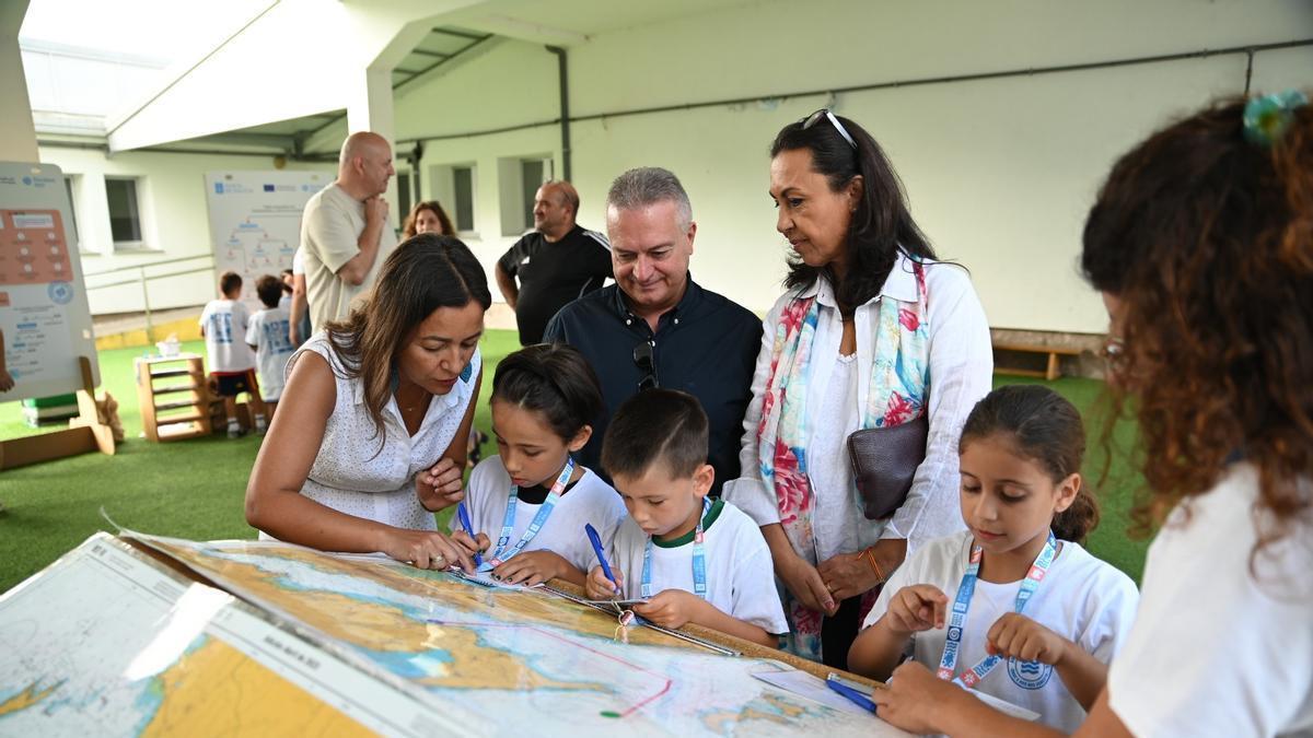 Los alumnos del campamento Concilia aprendiendo a trazar rutas náuticas.