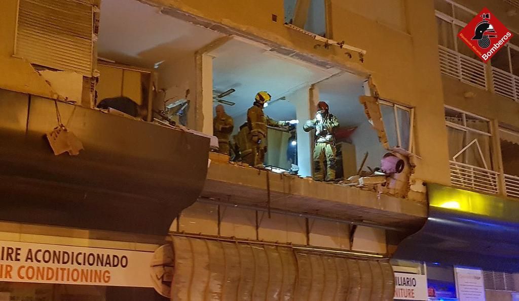 Una gran explosión destroza un edificio de Torrevieja