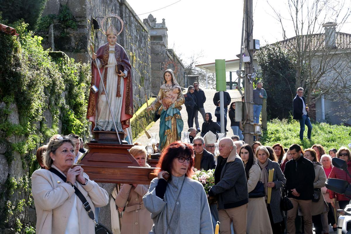 Procesión en honor a la Virgen de las Candelas en Castrelos