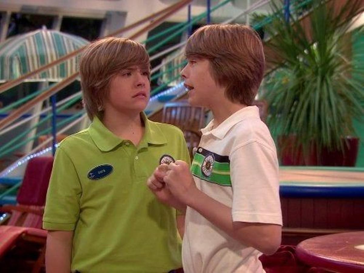 Dylan y Cole Sprouse en la serie infantil: 'Zack y Cody: Todos a bordo'
