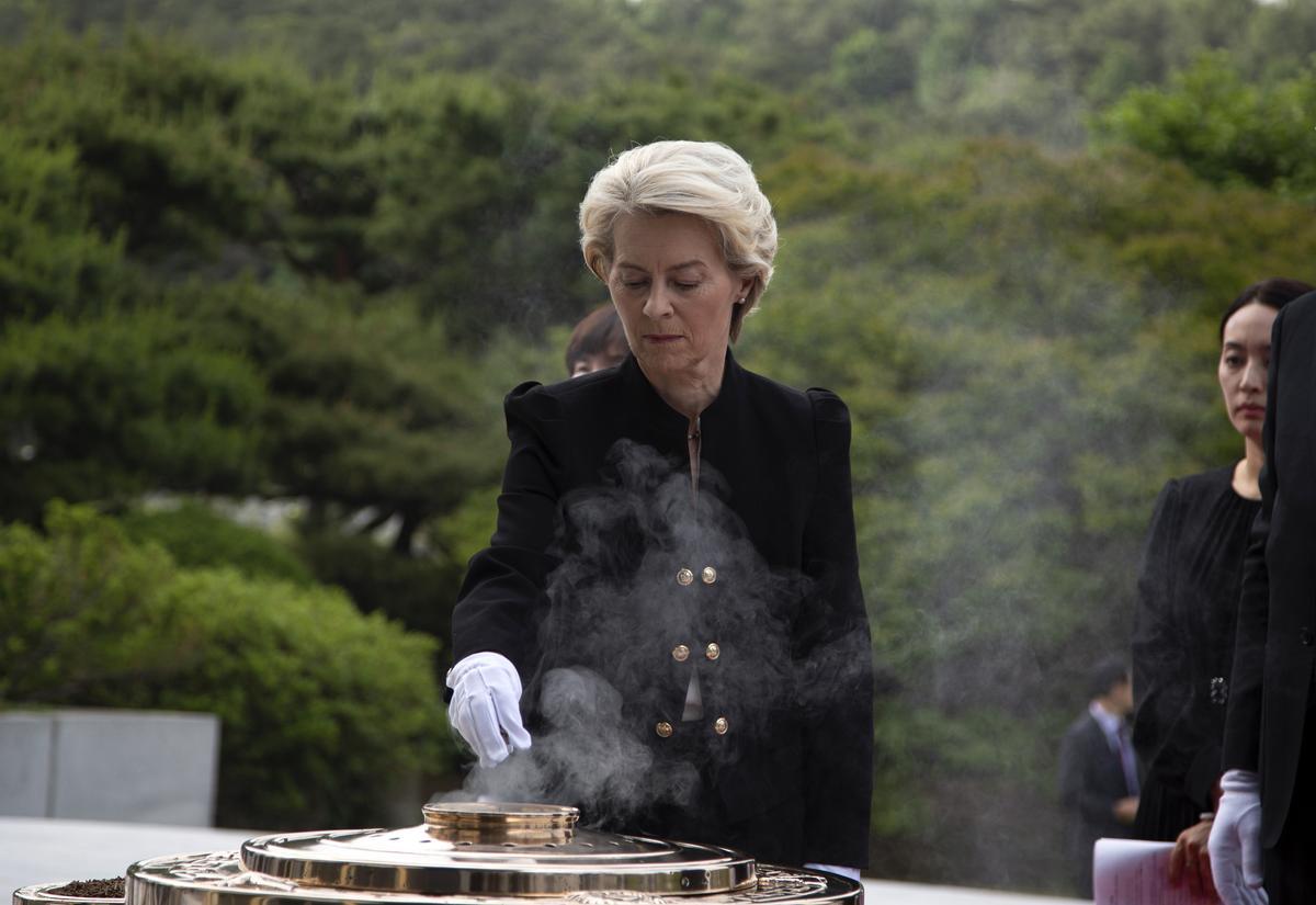 Von der Leyen y Michel visitan el Cementerio Nacional de Corea