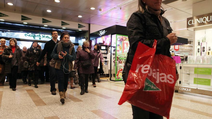 Compradors a l&#039;interior d&#039;un centre comercial d&#039;El Corte Inglés