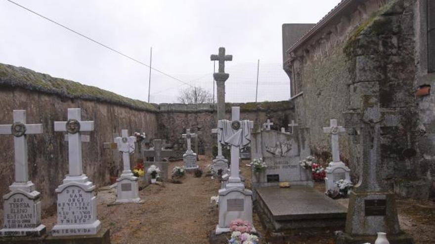 Campanario de la iglesia de San Juan Bautista, sin techumbre.