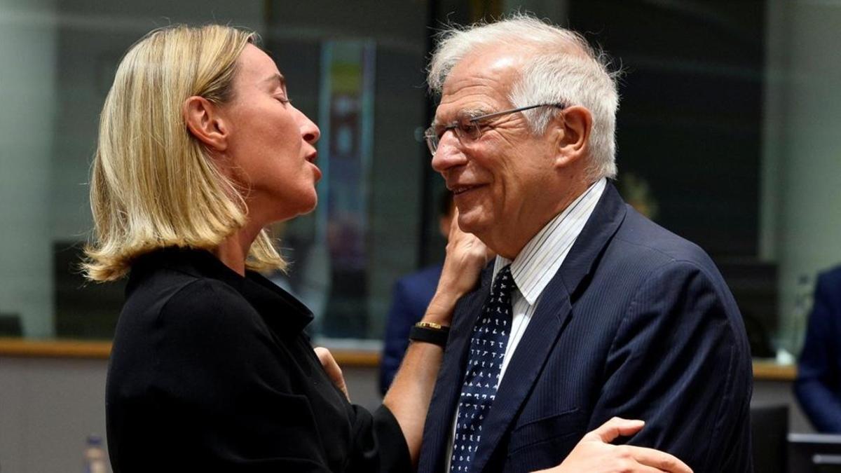 Saludo entre Federica Mogherini y Josep Borell, ayer.