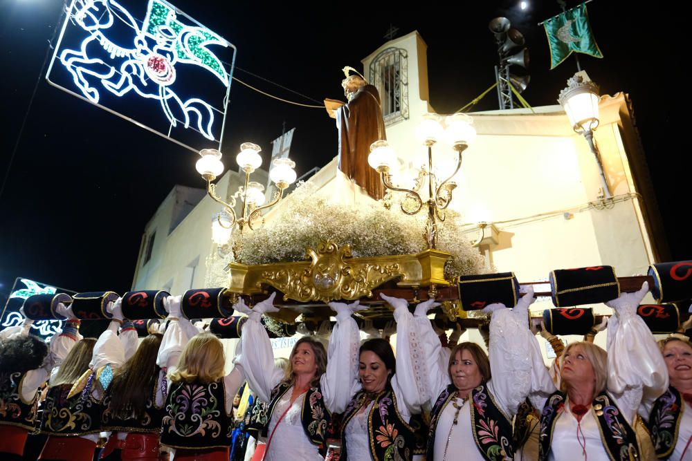 Miles de devotos festeros acompañaron al santo anacoreta en la sobria y tradicional Procesión