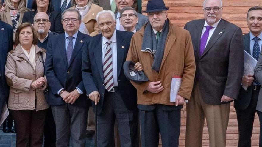 José Castelló, con bastón,cogido del brazo del hermano mayor californio, Juan Carlos de la Cerra