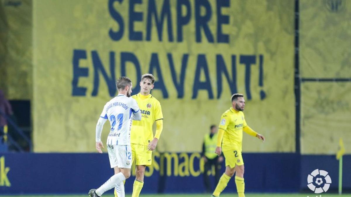 Jugadores del Villarreal B y Leganés se saludan tras el partido que ambos equipos disputaron en el Mini.