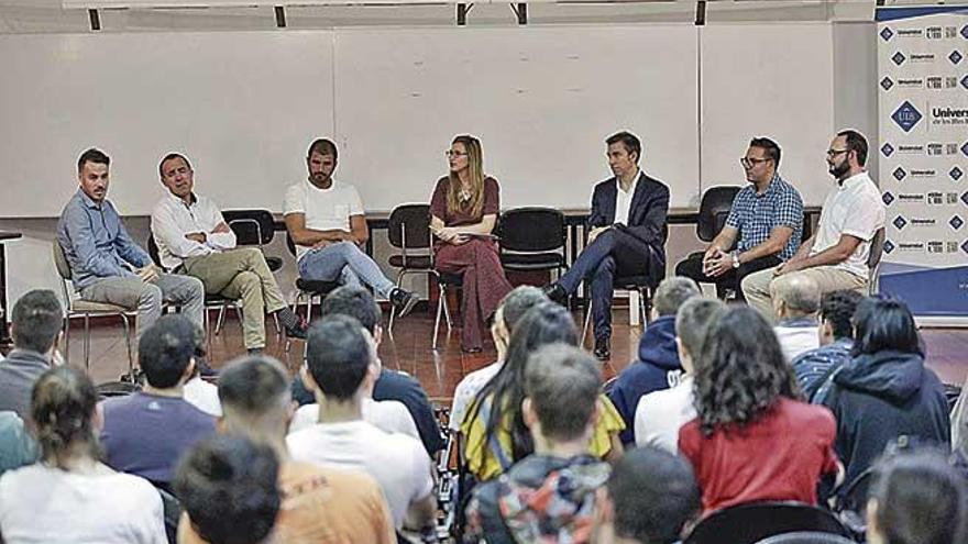 Los antiguos alumnos de la UIB participaron en una mesa redonda con motivo del aniversario.