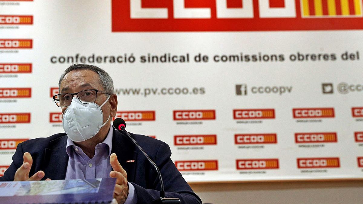 Arturo León en su comparecencia ante los medios de comunicación en la jornada de ayer, tras hacer efectiva su dimisión. | MANUEL BRUQUE / EFE