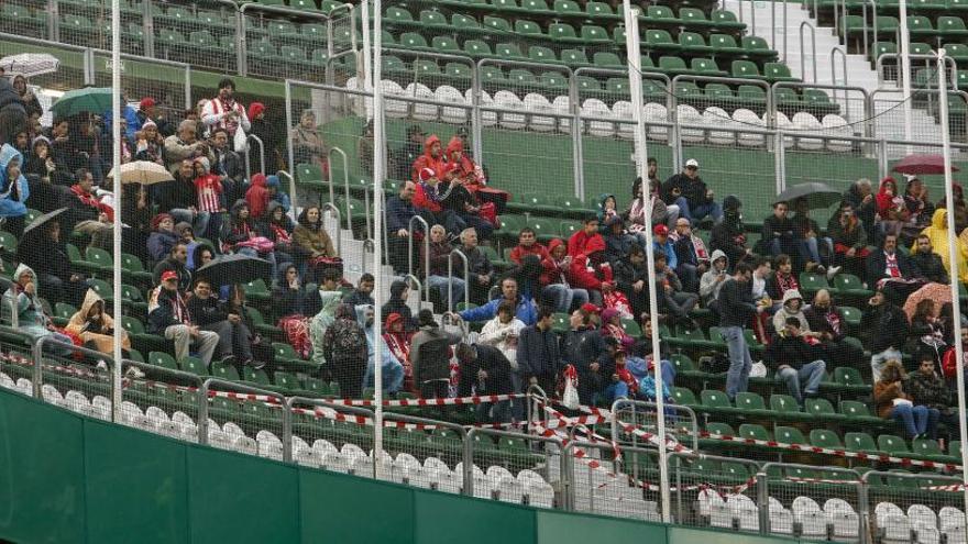 Seguidores del Almería en la grada del estadio Martínez Valero