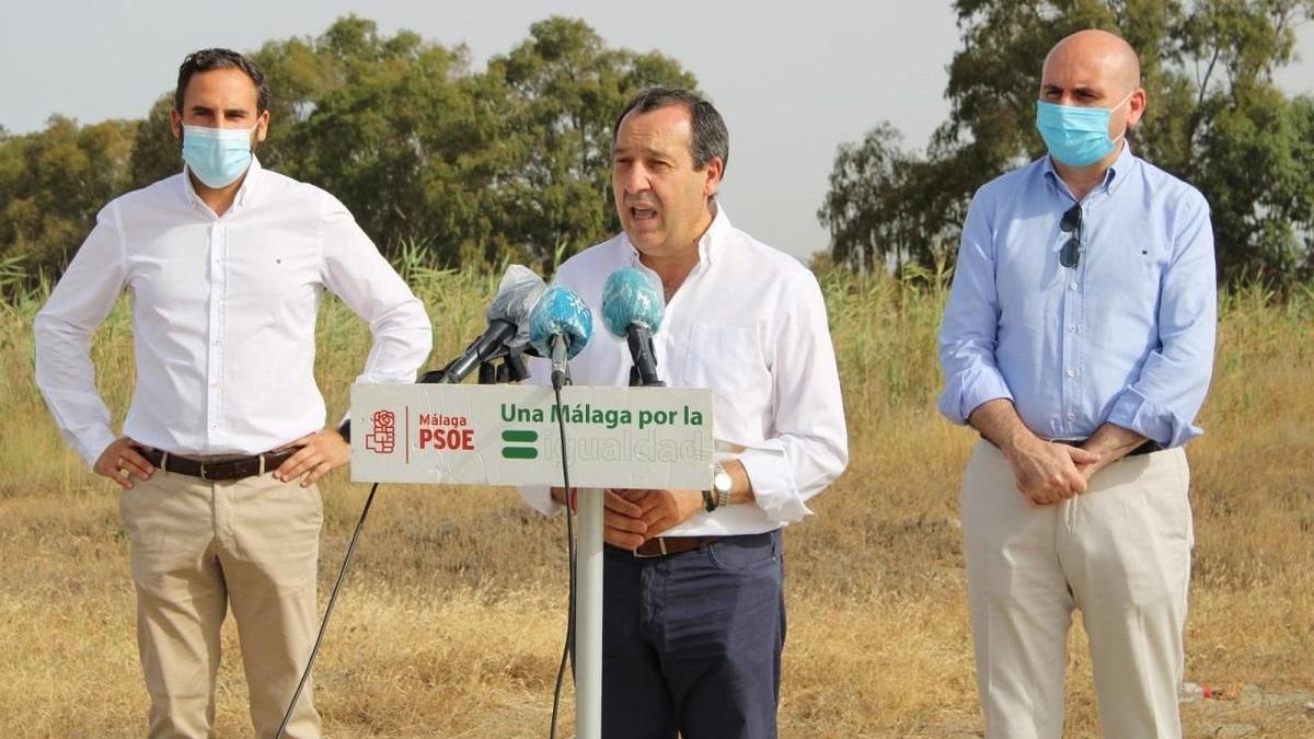 Ruiz Espejo, en el centro, con Daniel Pérez y Francisco Conejo en Arraijanal.