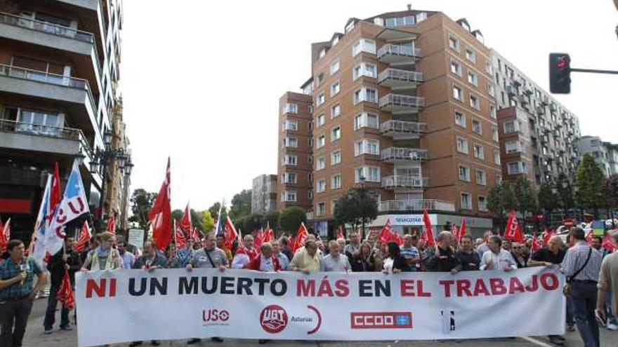 Sindicalistas, ayer, en la concentración celebrada en Oviedo contra la siniestralidad laboral.