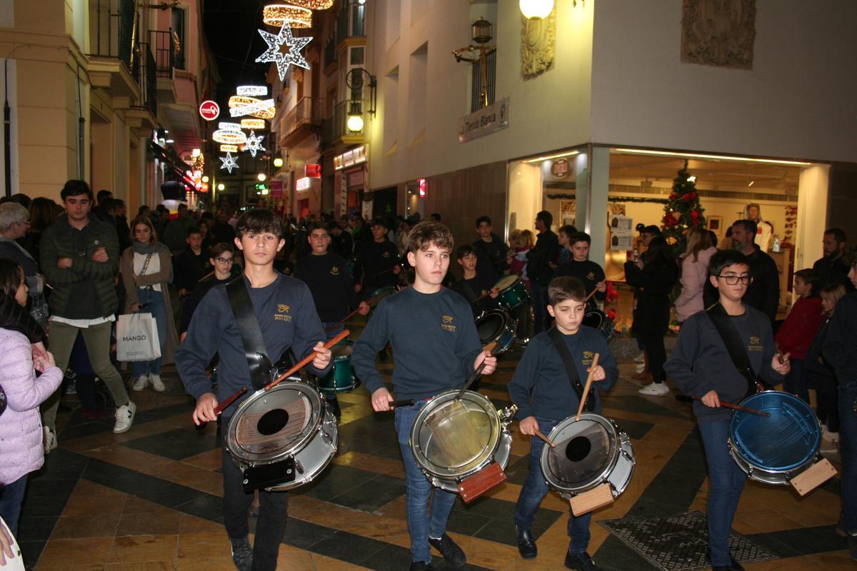 La música la ponían los jóvenes del Paso Azul, con toques de tambor.