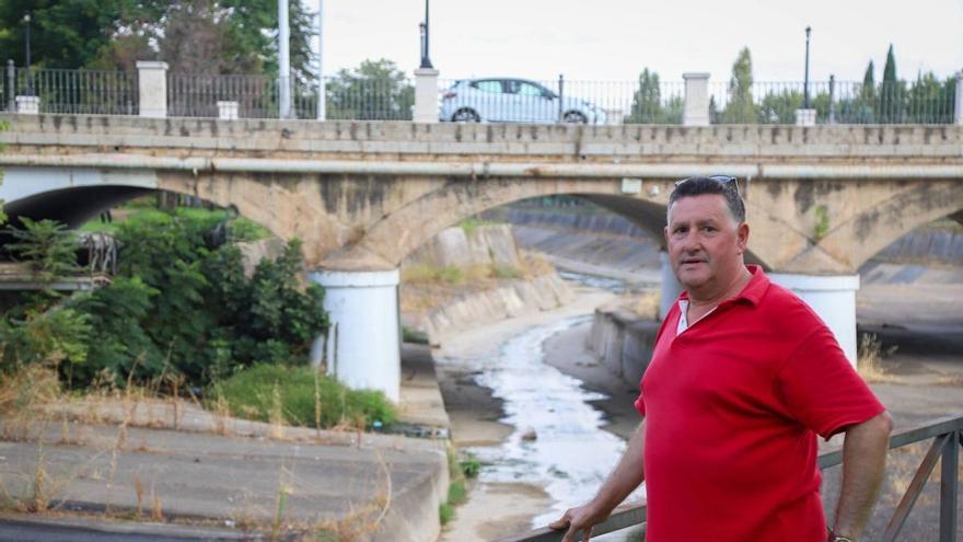 Cerro de Reyes critica la limpieza "a medio gas" del Rivillas y el Calamón en Badajoz y exige un mantenimiento integral