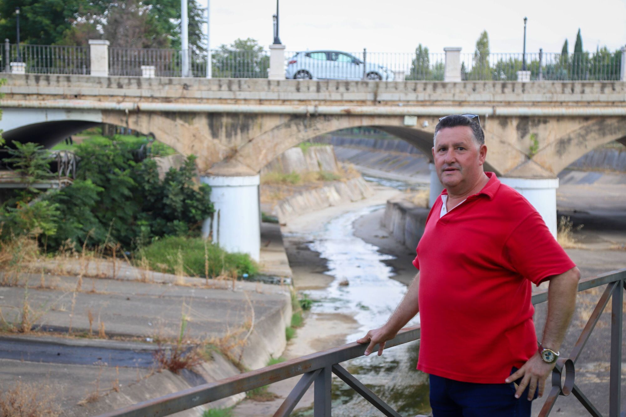 Miguel García, presidente de la Asociación de Vecinos Cerro de Reyes, junto al arroyo Calamón.