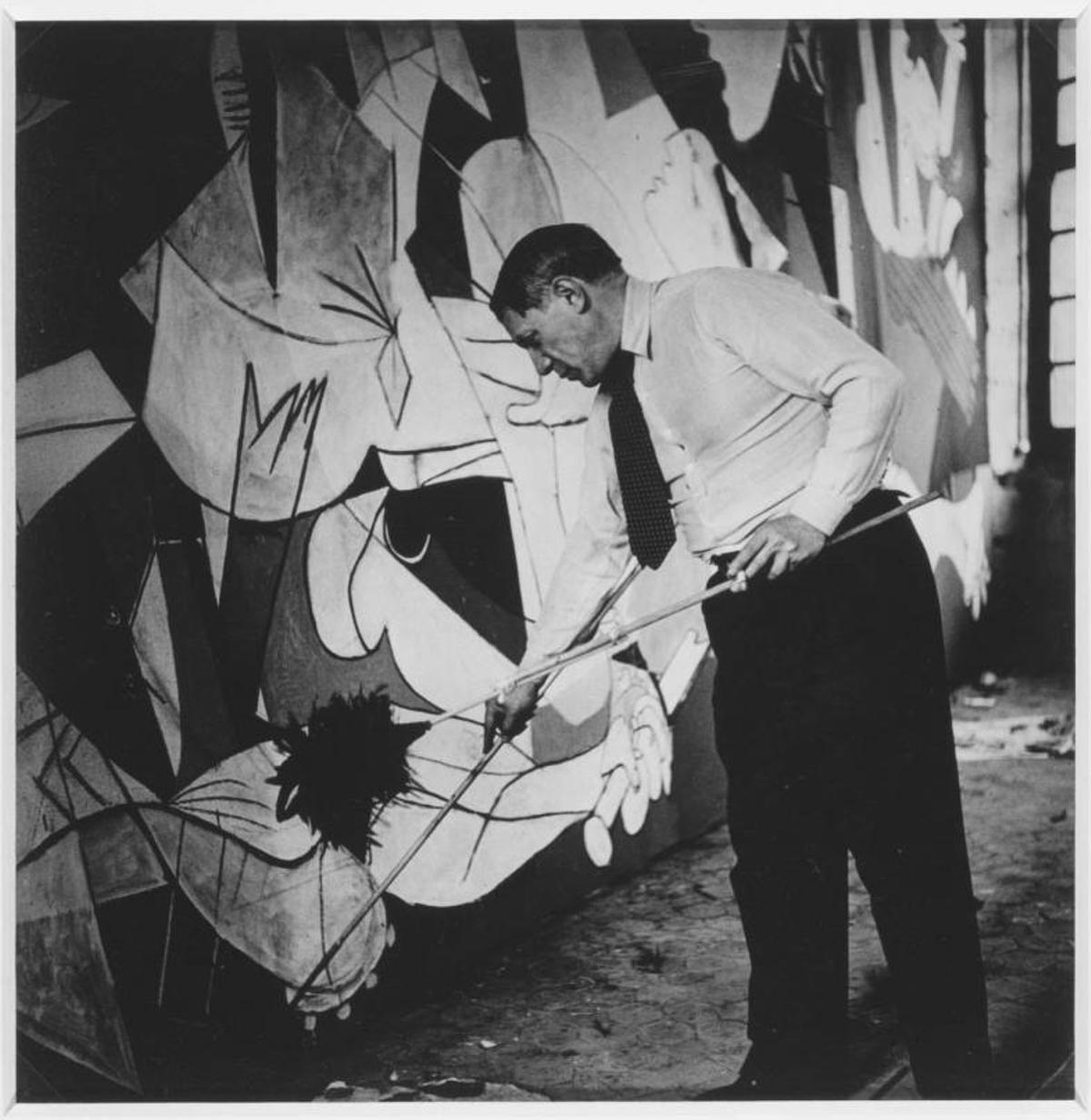 Pablo Picasso,“retocando” el“Guernica”. // doramaar