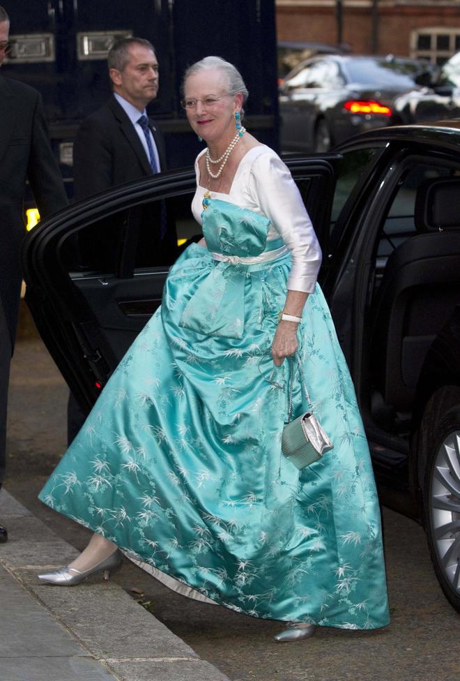 La reina Margarita con un estilismo de lo más colorido.
