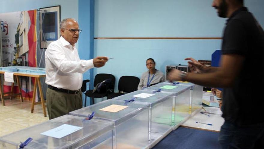 Casimiro Curbelo deposita su voto este domingo.