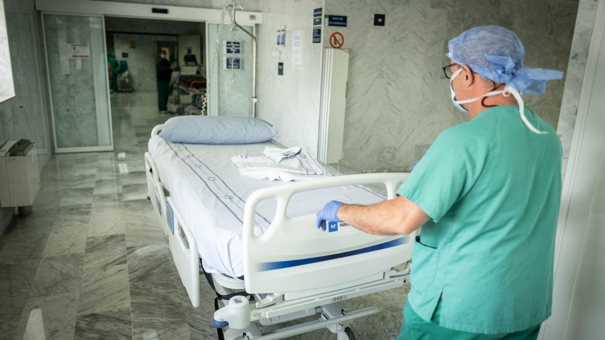 Un sanitario traslada una cama a los quirófanos del Hospital Universitario Nuestra Señora de Candelaria.