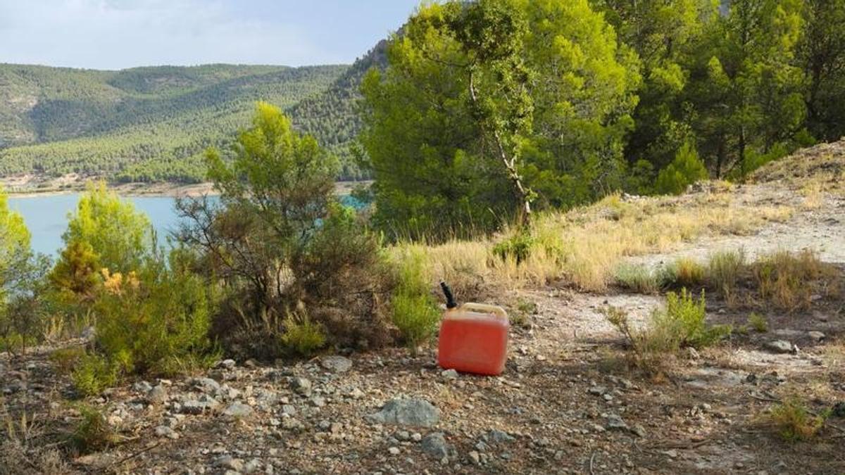 Imagen del bidón lleno de combustible abandonadado en el monte en Montanejos.