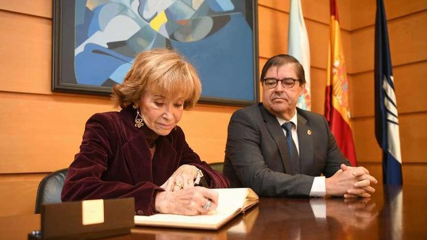 Fernández de la Vega firma en el libro de oro de la UDC en presencia del rector, Julio Abalde.