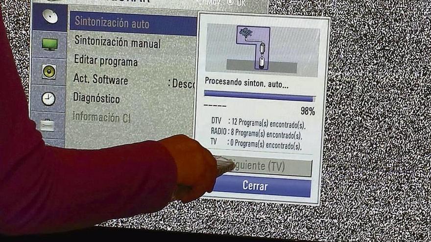 Una persona trata de resintonizar su televisión debido a los problemas de recepción de la señal.