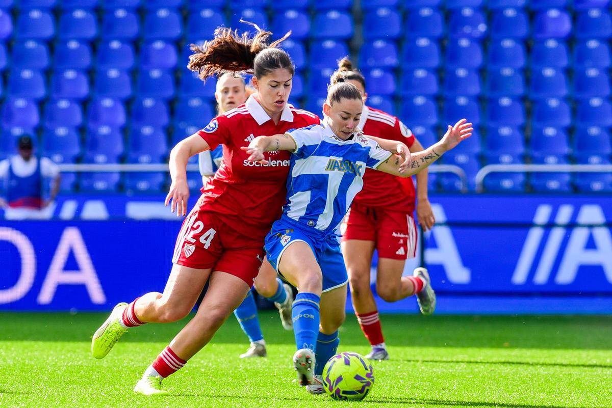 Ainhoa Marín pugna por un esférico frente al Sevilla.