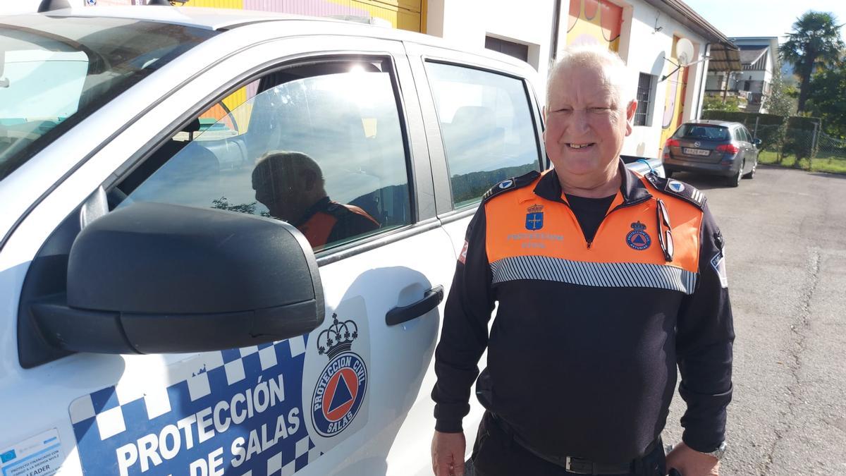 Fermín González posa junto al vehículo de Protección Civil.