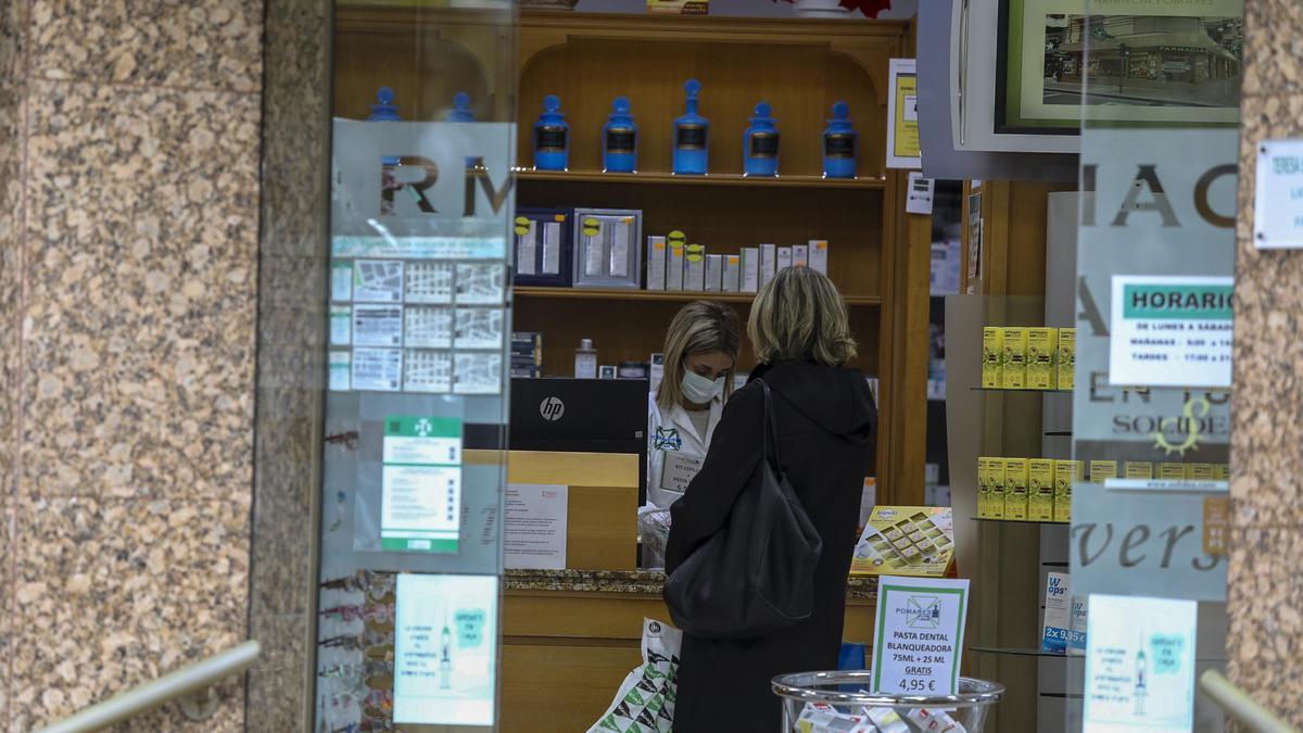 Dispensación de medicamentos en una farmacia de la provincia