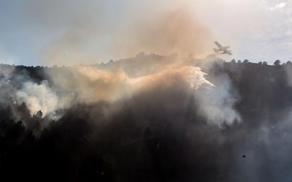 Un incendio forestal pone en alerta a la sierra de Aitana