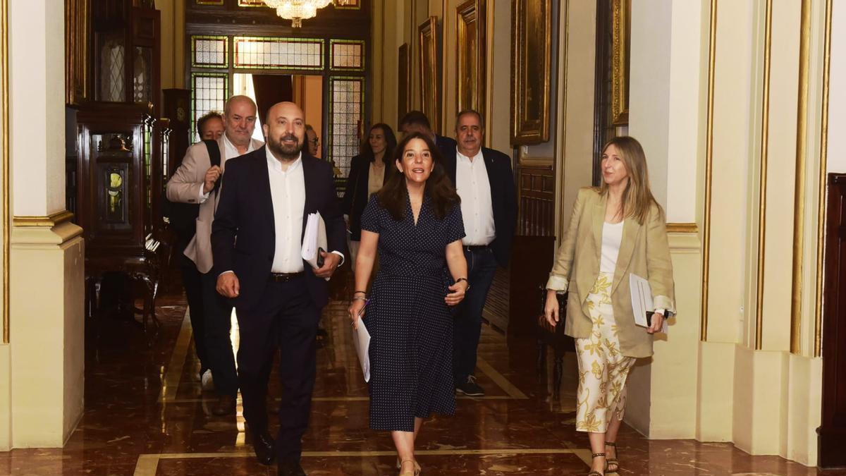La alcaldesa Inés Rey y ediles del PSOE antes de comenzar el pleno de A Coruña este jueves.